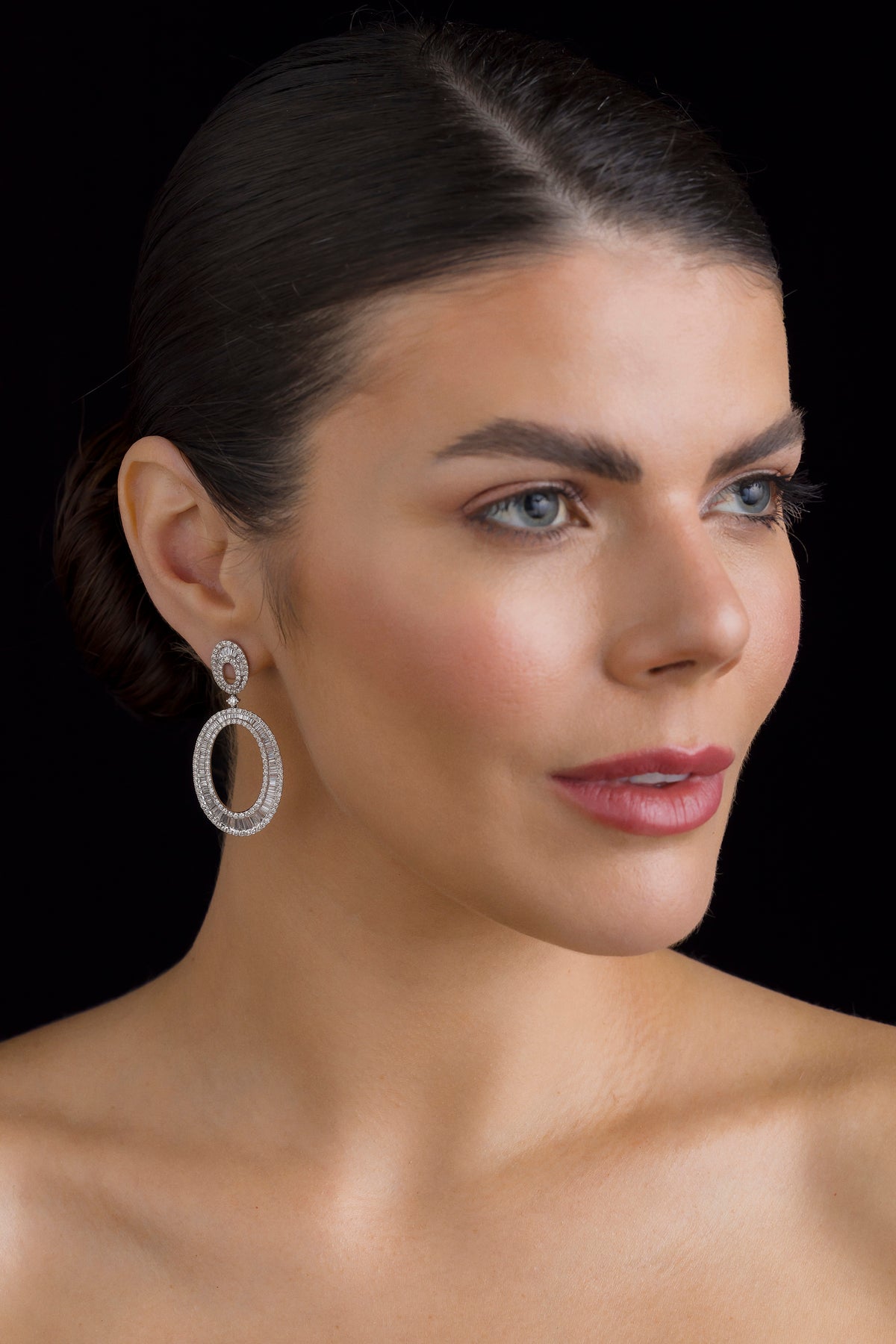 Brinco Oval Longo em Ouro Branco com Diamante Baguete