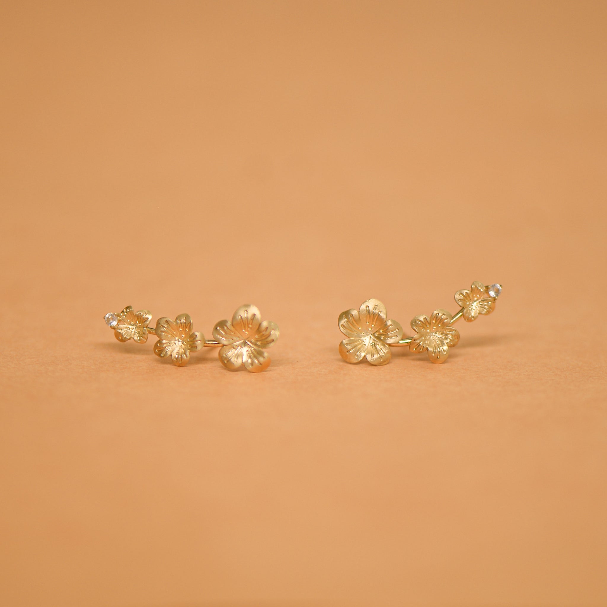 Brinco Ear Cuff de Ouro Amarelo Flores com Diamantes